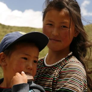 Kyrgyzští pastevci míří na letní pastviny s celou rodinou.