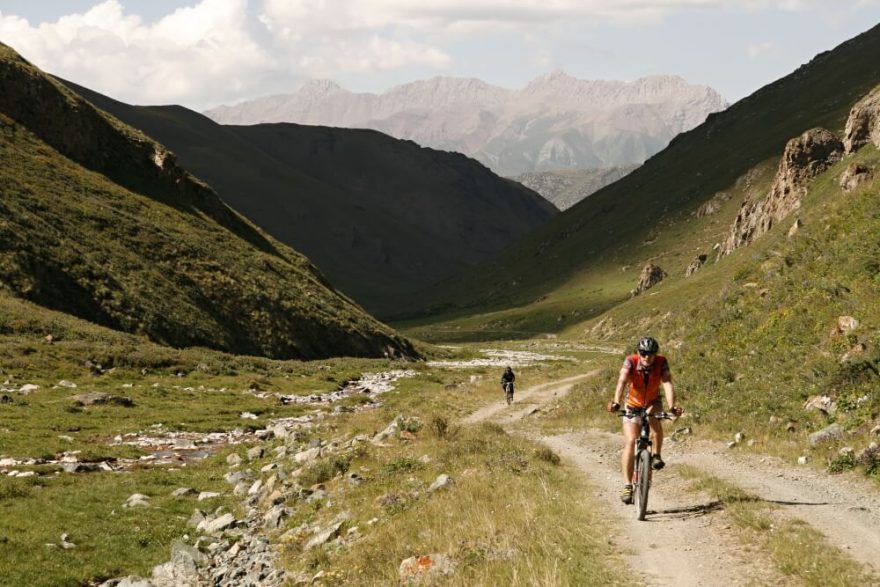 Na kole divokým Kyrgyzstánem je zážitek na celý život