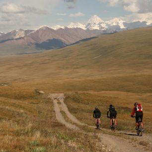 Horské systémy Ťan-šan a Pamír, jež do Kyrgyzstánu zasahují, zvedají průměrnou nadmořskou výšku tohoto státu na těžko uvěřitelných 2 750 metrů.