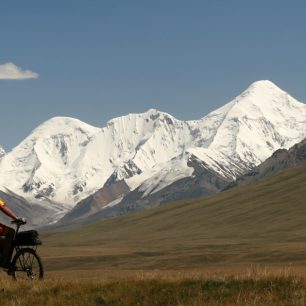 Horské systémy Ťan-šan a Pamír, jež do Kyrgyzstánu zasahují, zvedají průměrnou nadmořskou výšku tohoto státu na těžko uvěřitelných 2 750 metrů.