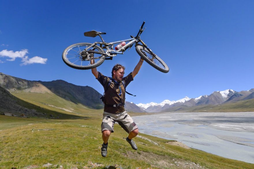 Na kole divokým Kyrgyzstánem je zážitek na celý život