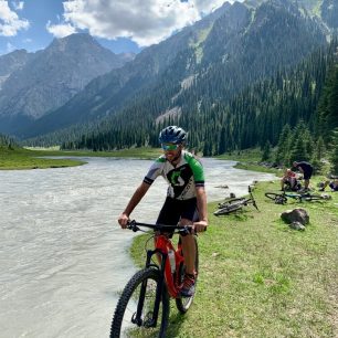 Horské systémy Ťan-šan a Pamír, jež do Kyrgyzstánu zasahují, zvedají průměrnou nadmořskou výšku tohoto státu na těžko uvěřitelných 2 750 metrů.