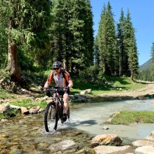 Na kole divokým Kyrgyzstánem je zážitek na celý život