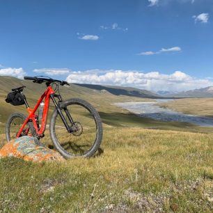Na kole divokým Kyrgyzstánem je zážitek na celý život