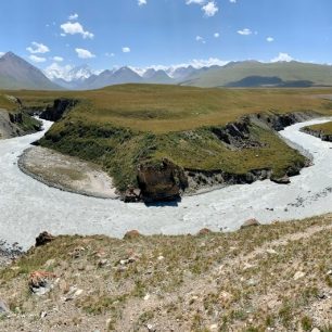 Údolí řeky Sarydžaz, které se zčistajasna před vámi otevře, jako by svou krásou vypadlo z nástěnného kalendáře „Nejlepší vyhlídky světa“.