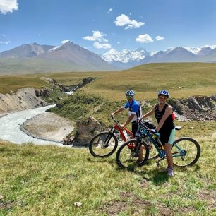 Údolí řeky Sarydžaz, které se zčistajasna před vámi otevře, jako by svou krásou vypadlo z nástěnného kalendáře „Nejlepší vyhlídky světa“.