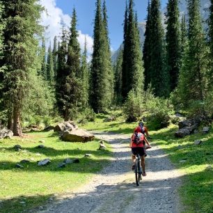 Sedmidenní okruh na samém pomezí kazašsko-kyrgyzsko-čínské hranice k začátku majestátního údolí řeky Sarydžaz.