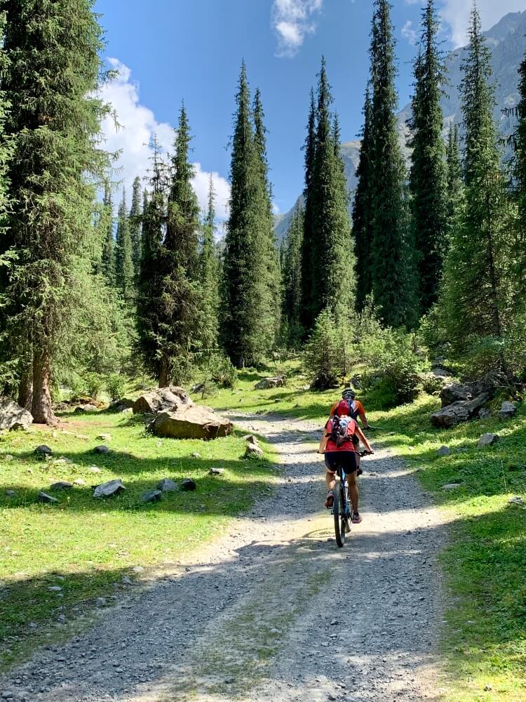 Sedmidenní okruh na samém pomezí kazašsko-kyrgyzsko-čínské hranice k začátku majestátního údolí řeky Sarydžaz.