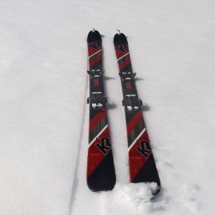 Celkový pohled na lyže K2 Wayback 80 včetně nalepených pásů a vázání Marker Alpinist