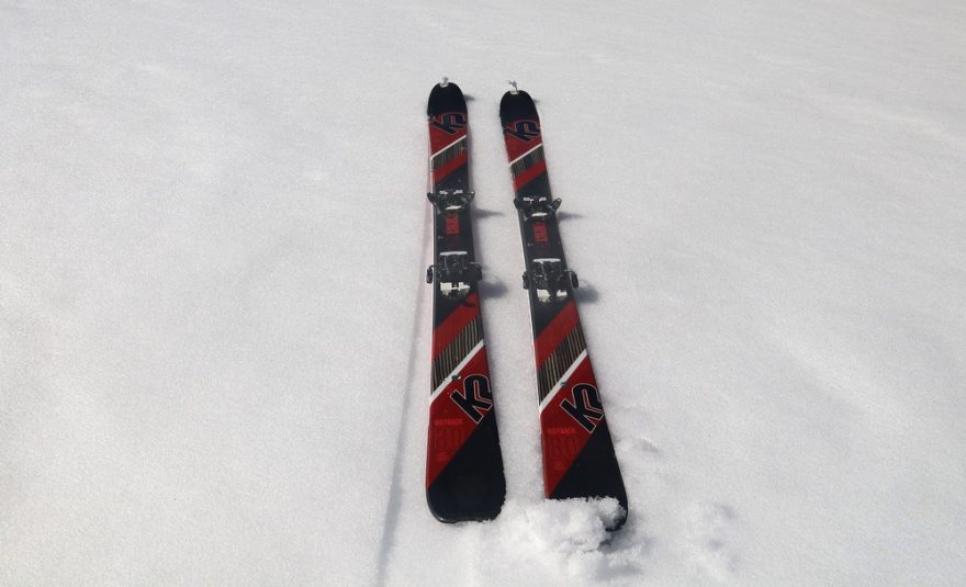 Celkový pohled na lyže K2 Wayback 80 včetně nalepených pásů a vázání Marker Alpinist