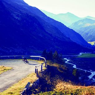 Průsmyk Flüelapass je oblíbeným cílem silničkářů, Davos Klosters, švýcarské Alpy.