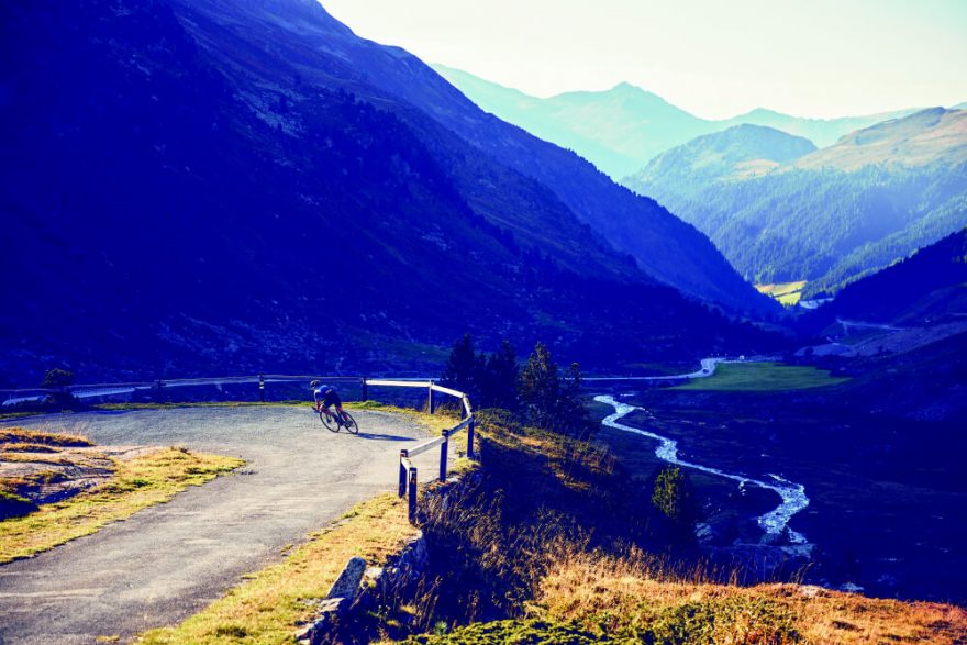 Průsmyk Flüelapass je oblíbeným cílem silničkářů, Davos Klosters, švýcarské Alpy.