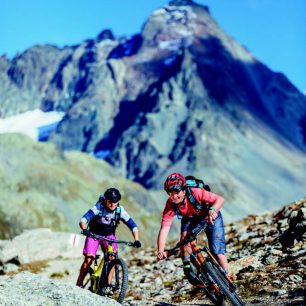 Davos Alps Epic Trail, téměř 40 km dlouhá bike epopej vedoucí z Jakobshornu do Filisuru ze čtyř pětin po singletrailech patří k těm nejlákavějším.