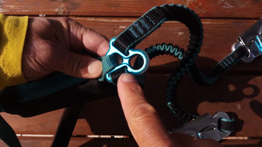 Kontrola popruhů i kovových komponentů u tlumiče pádu