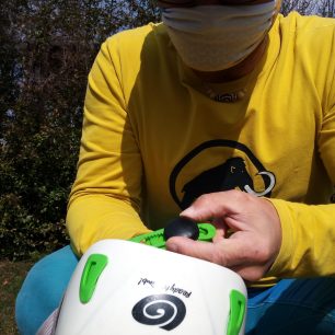 Na helmě vyzkoušejte, že funguje její nastavení a drží helmu na vaší hlavě na správném místě