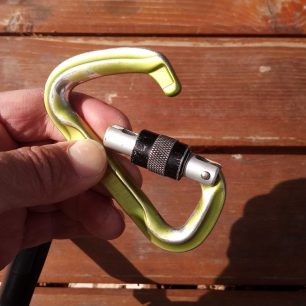 Pozor na karabiny u kterých takto visí západka