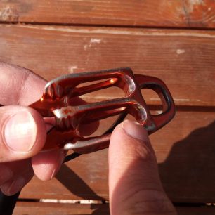 Takto probroušený kyblík je adept na vyřazení