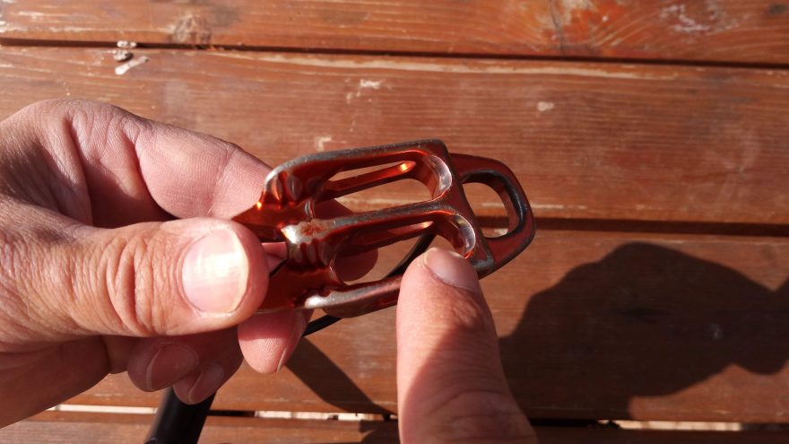 Takto probroušený kyblík je adept na vyřazení