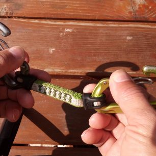 U karabin včetně těch v expreskách zkontrolujeme chod západek a dovření