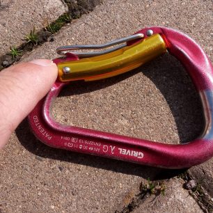 POZOR na nedovírajícíse západky karabin