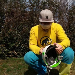 Zkontrolujte si i helmu a to včetně skořepiny a deformací na ní