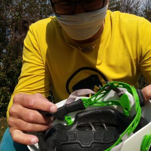 Zkontrolujte u helmy i polstrování a vnitřní pěnu a její stav