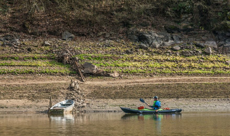 Loni na podzim klesla hladina Orlické přehrady na tak nízký stav, že se vynořily četné pozůstatky a zajímavosti podél břehů Vltavy.