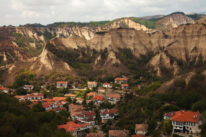 pískovcová krajina obklopující městečko Melnik, Pirin, Bulharsko