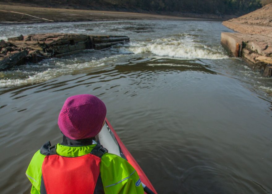 Od přehrady Kořensko je to k Podolskému mostu 18 km, z čehož přibližně 15 km Vltava „teče“.