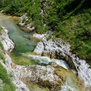 Potok Ötscherbach se ostře zakusuje do svahů hor. Ötschergräben, rakouské Alpy