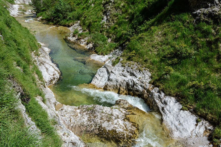 Potok Ötscherbach se ostře zakusuje do svahů hor. Ötschergräben, rakouské Alpy