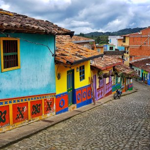 Barevné koloniální domy na dlážděné ulici v Guatape, Antioquia v Kolumbii