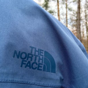 Logo výrobce bundy The North Face Dryzzle na svém klasickém místě