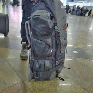 Díky bočním popruhům lze vně batohu jednoduše a elegantně upevnit dodatečné vybavení – třeba stan, karimatku apod.