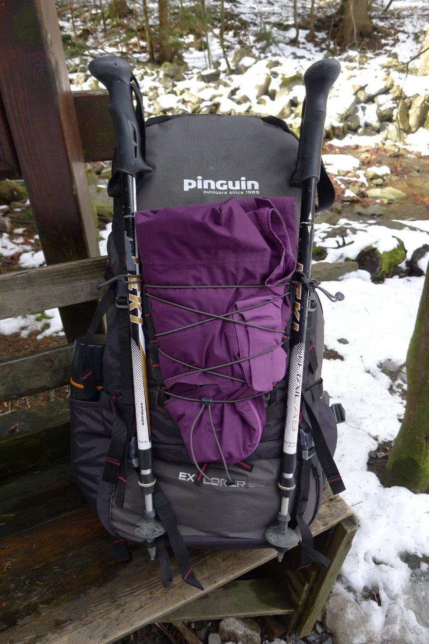 Jednoduché upínání trekových hůlek, mřížka pro odložení bundy (např.), a do boční otevřené kapsy se vejde i větší termoska.