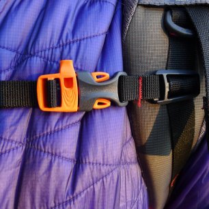 Nastavitelný hrudní pás s píšťalkou.