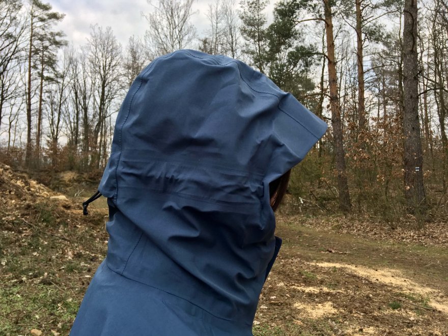 Skvěle sedící kapuce bundy The North Face Dryzzle