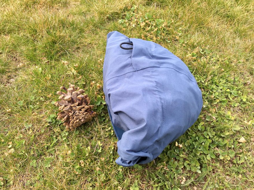 Velikostní srovnání bundy The North Face Dryzzle se středně velkou šiškou