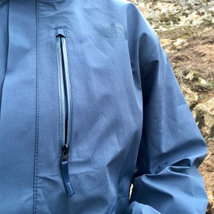 Voděodolný zip hrudní kapsy bundy The North Face Dryzzle