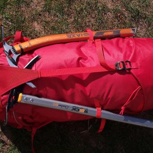 Dva cepíny na batohu Lowe Alpine Halcyon 35-40