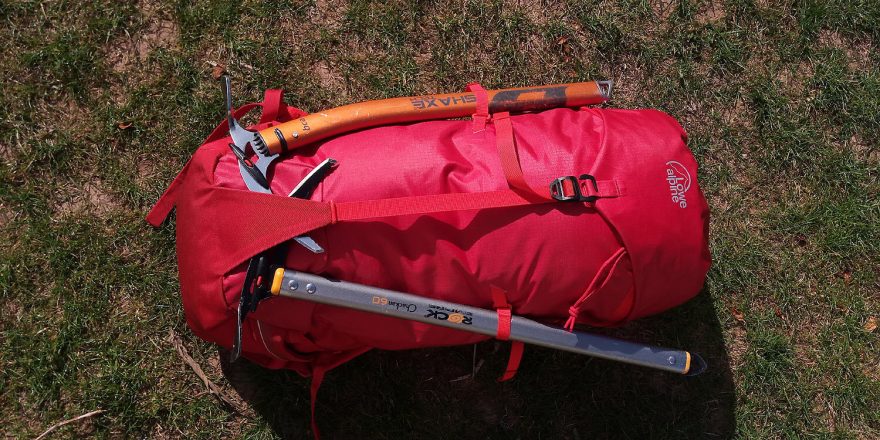 Dva cepíny na batohu Lowe Alpine Halcyon 35-40