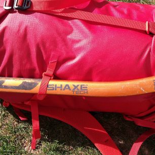 Fixace cepínu na batohu Lowe Alpine Halcyon 35-40