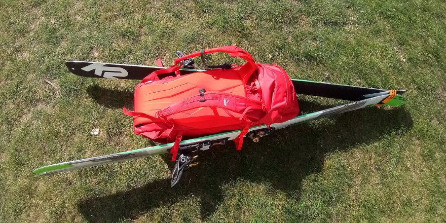 Paralelní fixace lyží na batohu Lowe Alpine Halcyon 35-40 při zasunutí do kompresních popruhů - více od sebe