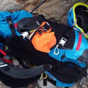 Boční vstup do batohu Boll QUANTUM 35-47 je spíše menší a jeho délka je 30 cm.