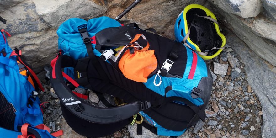 Boční vstup do batohu Boll QUANTUM 35-47 je spíše menší a jeho délka je 30 cm.