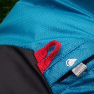 Detail otvoru pro hadici hydrovaku a poutka na zavěšení či extra fixaci materiálu - Boll QUANTUM 35-47.