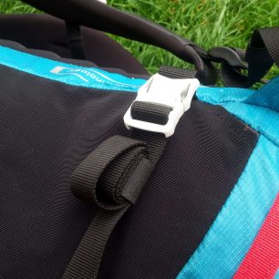 Detail zajištěného volného konce bočního popruhu - Boll QUANTUM 35-47.