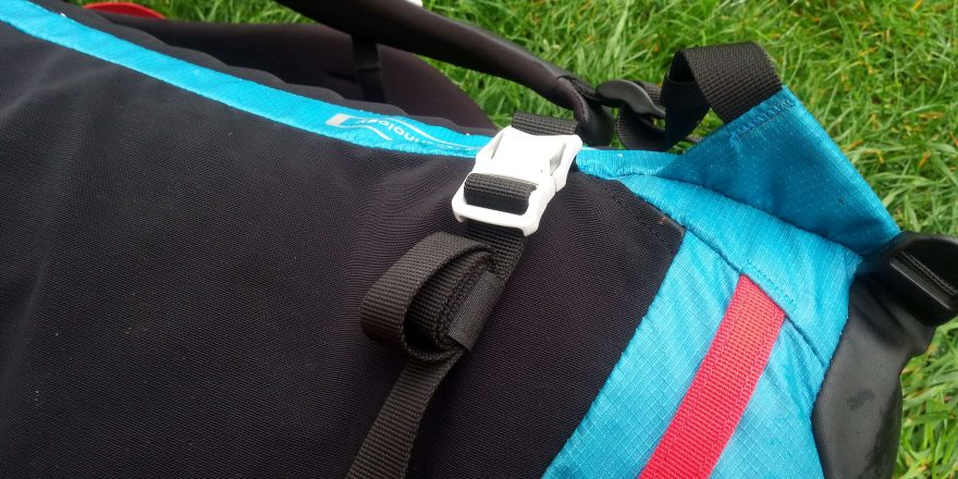 Detail zajištěného volného konce bočního popruhu - Boll QUANTUM 35-47.