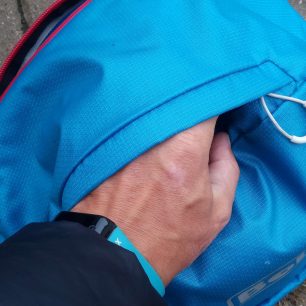 Druhá vnější kapsa je menší a je vhodná na uložení pláštěnky na batoh Boll QUANTUM 35-47.