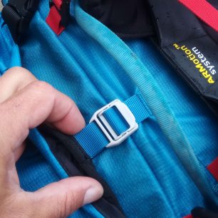 Extra plastová spona na podvíkovém popruhu pro fixaci víka - Boll QUANTUM 35-47.